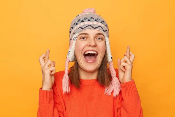 Εικόνα Της Ενθουσιασμένης Ευτυχισμένης Γυναίκας Που Φοράει Πορτοκαλί Πουλόβερ Και — Φωτογραφία Αρχείου