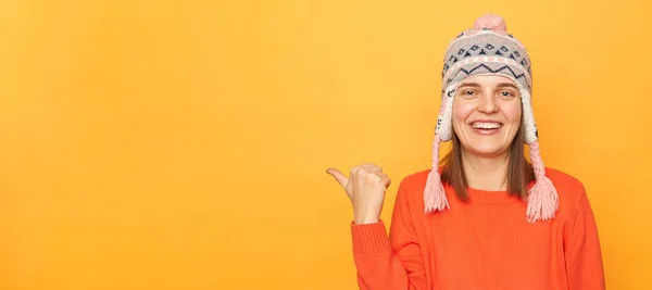 Εσωτερική Λήψη Χαμογελαστή Ικανοποιημένη Γυναίκα Που Φοράει Πορτοκαλί Πουλόβερ Και — Φωτογραφία Αρχείου