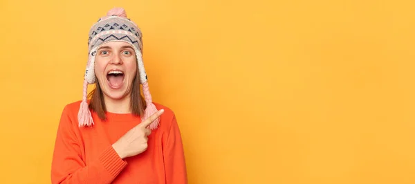 Πορτρέτο Της Έκπληξης Γυναίκα Φορώντας Πορτοκαλί Πουλόβερ Και Πλεκτό Καπέλο — Φωτογραφία Αρχείου
