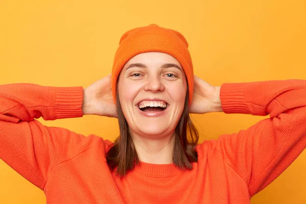 Εσωτερική Λήψη Της Χαρούμενης Αισιόδοξης Hipster Γυναίκα Φορώντας Πορτοκαλί Πουλόβερ — Φωτογραφία Αρχείου