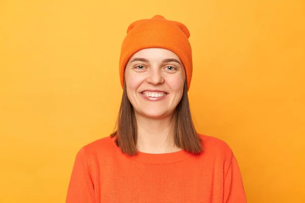 Εσωτερική Λήψη Του Χαριτωμένο Ευτυχισμένη Ελκυστική Hipster Γυναίκα Φορώντας Πορτοκαλί — Φωτογραφία Αρχείου