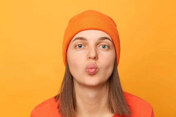 Εσωτερική Λήψη Του Φλερτ Ρομαντική Hipster Γυναίκα Φορώντας Πορτοκαλί Πουλόβερ — Φωτογραφία Αρχείου