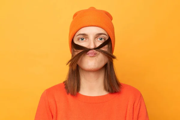 Portræt Sjov Positiv Hipster Kvinde Iført Orange Sweater Hat Udgør - Stock-foto