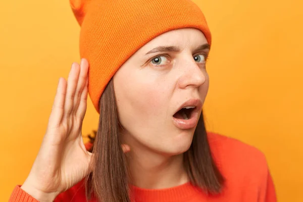 Πορτρέτο Της Σοκαρισμένης Hipster Γυναίκα Φορώντας Πορτοκαλί Πουλόβερ Και Καπέλο — Φωτογραφία Αρχείου