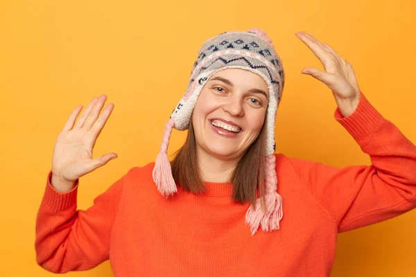 Εσωτερική Λήψη Μιας Εξαιρετικά Χαρούμενης Γυναίκας Που Φοράει Αστείο Καπέλο — Φωτογραφία Αρχείου