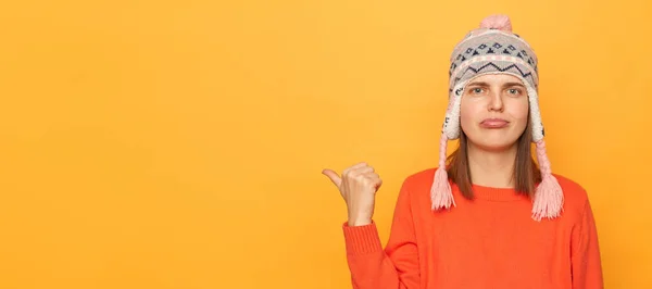 Πορτρέτο Της Λυπημένης Απογοητευμένης Γυναίκας Φορώντας Αστεία Καπέλο Και Πορτοκαλί — Φωτογραφία Αρχείου