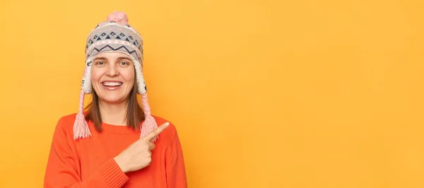 Φωτογραφία Της Χαμογελαστή Ελκυστική Γυναίκα Φορώντας Αστεία Καπέλο Και Πορτοκαλί — Φωτογραφία Αρχείου