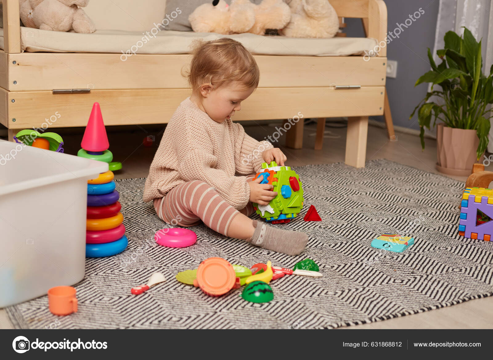 Garotinha Da Pré-escola Brincando Com Bonecas. Feliz E Excitante