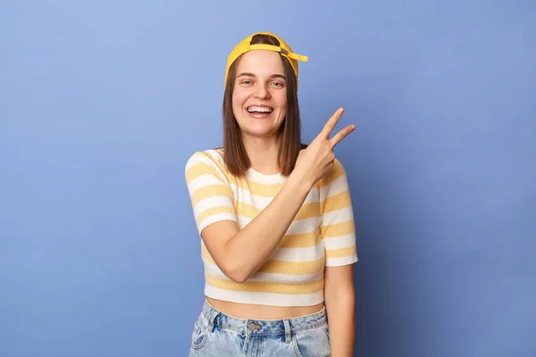 Εσωτερική Λήψη Χαρούμενης Έφηβος Κορίτσι Φορώντας Ριγέ Shirt Και Καπέλο — Φωτογραφία Αρχείου