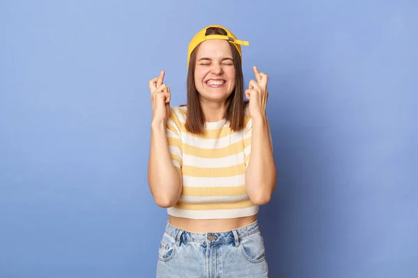Πορτρέτο Του Χαμογελαστού Ενθουσιασμένοι Καυκάσιος Έφηβος Κορίτσι Φορώντας Ριγέ Shirt — Φωτογραφία Αρχείου