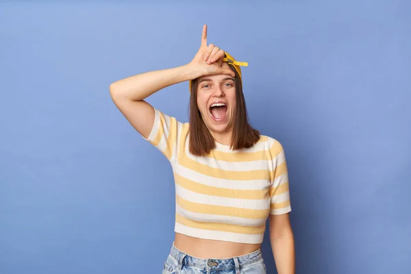 Portræt Ekstremt Glad Teenager Pige Iført Stribet Shirt Baseball Cap - Stock-foto