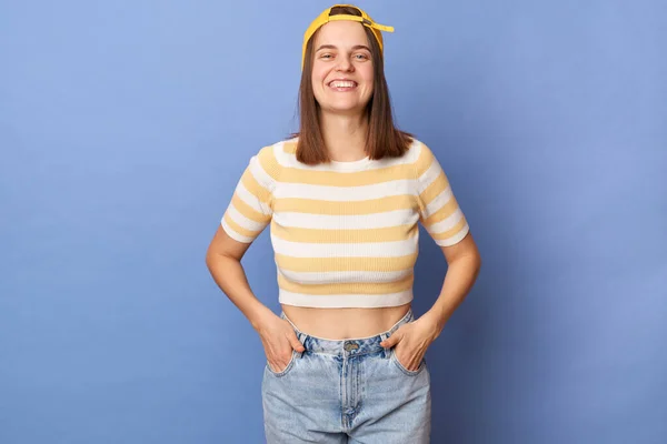 Εικόνα Του Χαρούμενου Γοητευτικού Ικανοποιημένου Έφηβου Κοριτσιού Που Φοράει Ριγέ — Φωτογραφία Αρχείου