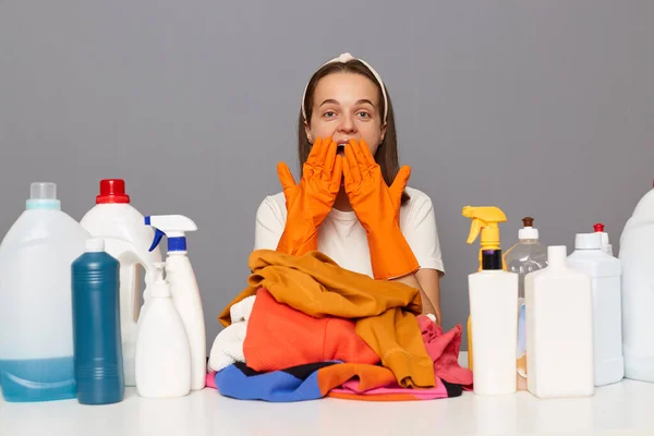 Indoor Shot Shocked Amazed Housewife Wears Rubber Protective Gloves Surrounded — Stock Photo, Image
