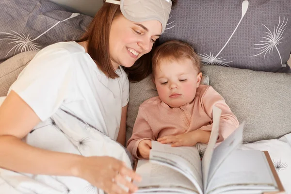 Indoor Shot Smiling Beautiful Young Mother Her Little Daughter Reading — Fotografia de Stock