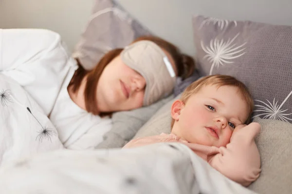 Portrait Dark Haired Female Wearing Blindfold Lying Her Baby Bed — Stockfoto