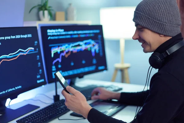 Man Crypto Trader Investor Broker Using Smartphone App Analyzing Financial — Fotografia de Stock
