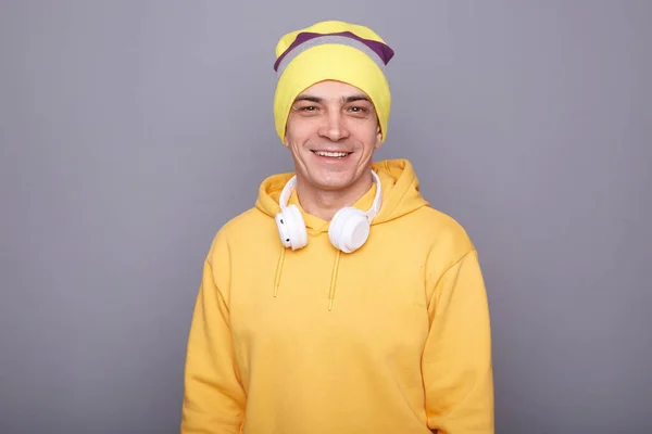 Πορτρέτο Της Ελκυστική Χαρούμενη Χαρούμενος Άνθρωπος Φορώντας Κίτρινο Hoodie Καπέλο — Φωτογραφία Αρχείου