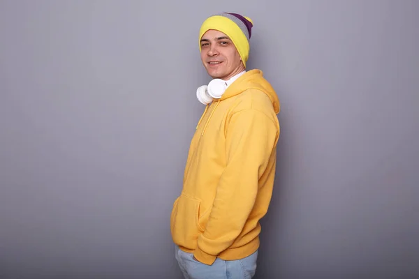 Portrait Childish Playful Shocked Man Wearing Yellow Hoodie Beanie Hat — ストック写真