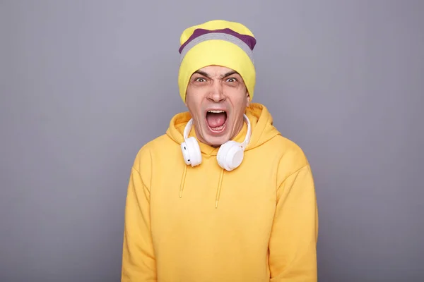 Image Annoyed Irritated Angry Man Wearing Yellow Hoodie Beanie Hat — Φωτογραφία Αρχείου