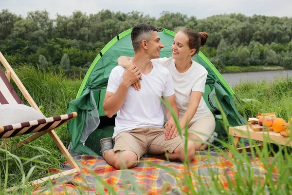 Outdoor Shot Happy Man Woman Sitting Tent Lake River Having — Foto Stock