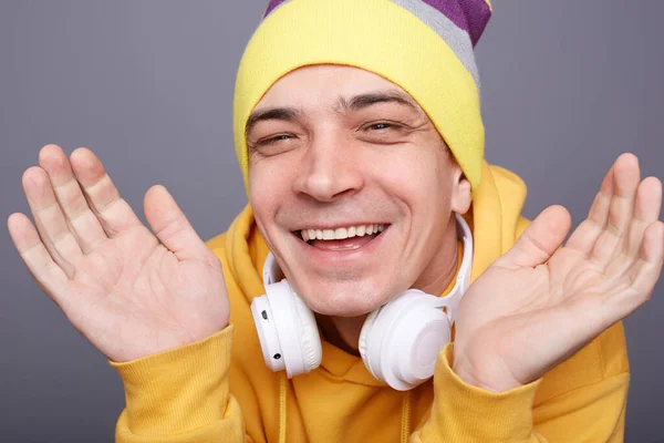 Closeup Portrait Smiling Cute Hipster Man Wearing Yellow Hoodie Beanie — 图库照片
