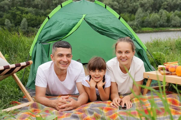 Outdoor Shot Happy Family Mother Father Cute Little Daughter Pigtails — Stockfoto