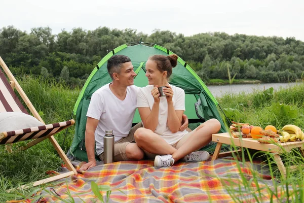 Portrait Young Adult Caucasian Man Woman Sitting Tent Lake River — 图库照片