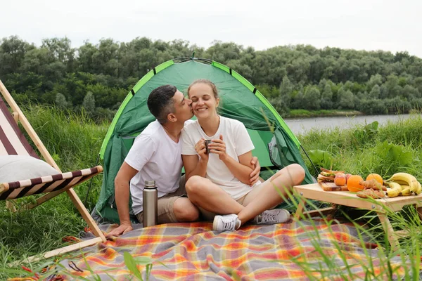 Изображение Чрезвычайно Счастливого Радостного Веселого Мужчины Женщины Сидящей Палатки Озере — стоковое фото