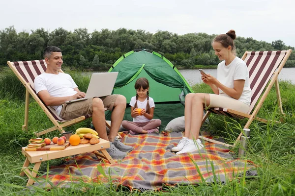 Portrait Busy Family Mother Father Daughter Spending Time River Sitting — Stockfoto