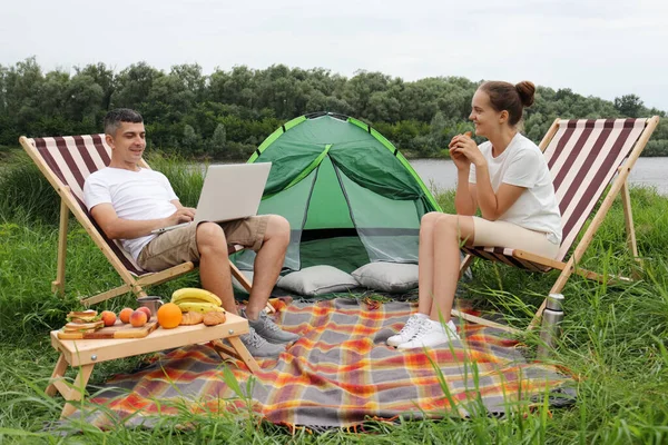 Outdoor Shot Couple Being Picnic River Sitting Tent Chairs Man — 图库照片