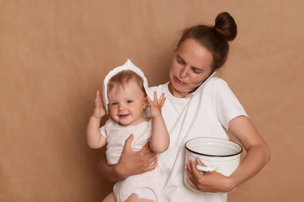 Foto Madre Llorando Usando Una Camiseta Blanca Sosteniendo Hija Pequeña —  Fotos de Stock