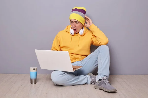 Portrait Shocked Surprised Caucasian Man Wearing Beanie Hat Yellow Hoodie — стокове фото