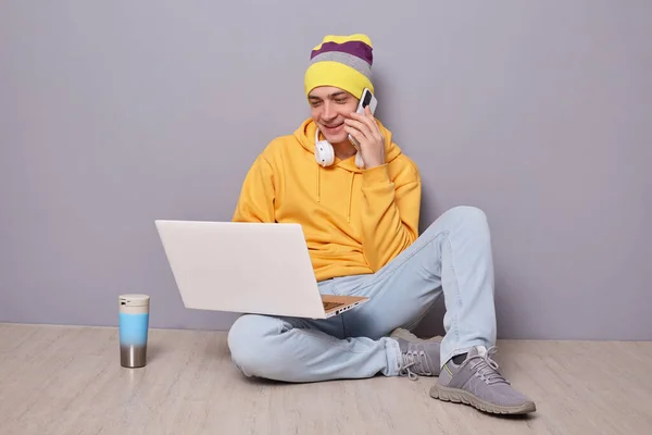 Photo Smiling Cheerful Man Wearing Beanie Hat Yellow Hoodie Jeans — Stockfoto
