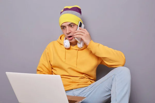 Portrait Shocked Man Wearing Beanie Hat Yellow Hoodie Jeans Posing — ストック写真