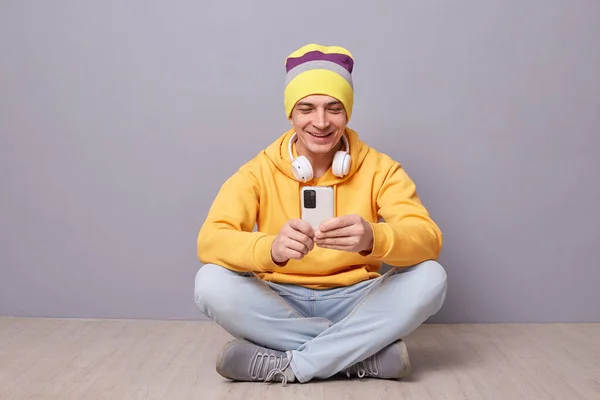 Portrait Smiling Joyful Cheerful Man Wearing Beanie Hat Yellow Hoodie — Stock Fotó