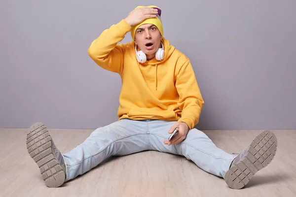 Portrait Shocked Disappointed Man Wearing Beanie Hat Yellow Hoodie Jeans — ストック写真