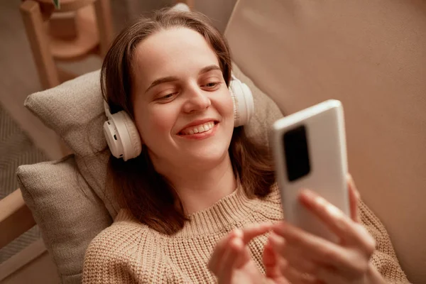 Photo Young Adult Caucasian Woman Wearing Headphones Holding Cell Phone — Stok Foto