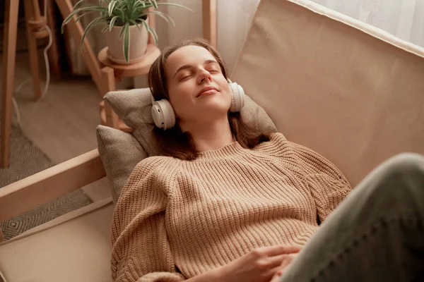Happy Caucasian Woman Lying Sofa Listening Music Headphones Enjoying Audio — Stock Photo, Image