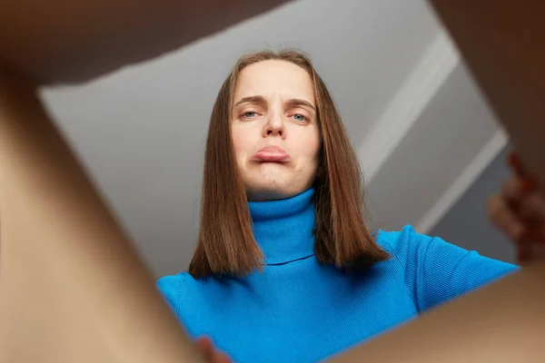 Cliente Mujer Extremadamente Molesto Con Cuello Alto Azul Apertura Caja — Foto de Stock