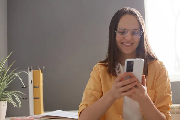 Indoor Shot Smiling Beautiful Young Adult Business Woman Using Phone — Stock Photo, Image