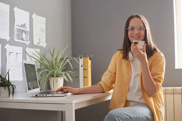 Sorrindo Mulher Satisfeita Freelancer Estudante Segurando Smartphone Gravando Mensagem Voz — Fotografia de Stock