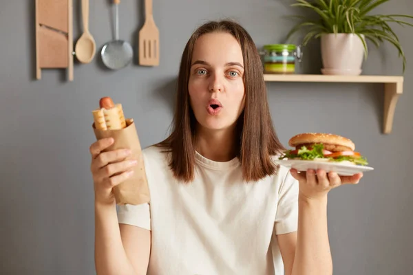 Femeie Surprinsă Uimită Părul Întunecat Care Mănâncă Burger Delicios Hot — Fotografie, imagine de stoc