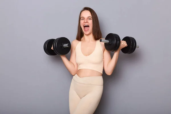 Horizontale Aufnahme Einer Überglücklichen Sportlichen Frau Sportbekleidung Die Mit Gewichten — Stockfoto