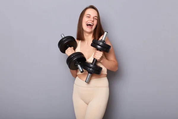 Beeld Van Lachende Fitnessvrouw Die Sportkleding Draagt Die Met Gewichten — Stockfoto