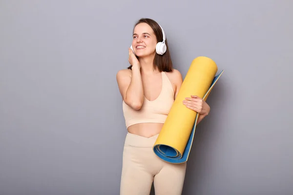 Horizontale Opname Van Glimlachende Vrolijke Vrouw Dragen Sportkleding Houden Yoga — Stockfoto