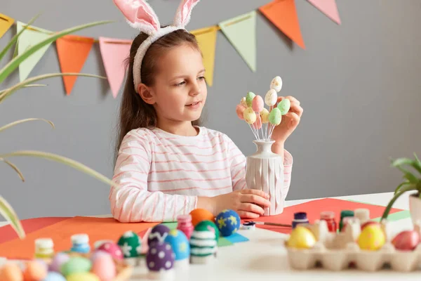 Portret Uroczej Ciemnowłosej Dziewczynki Trzymającej Małe Wielobarwne Malowane Wielkanocne Jajka — Zdjęcie stockowe