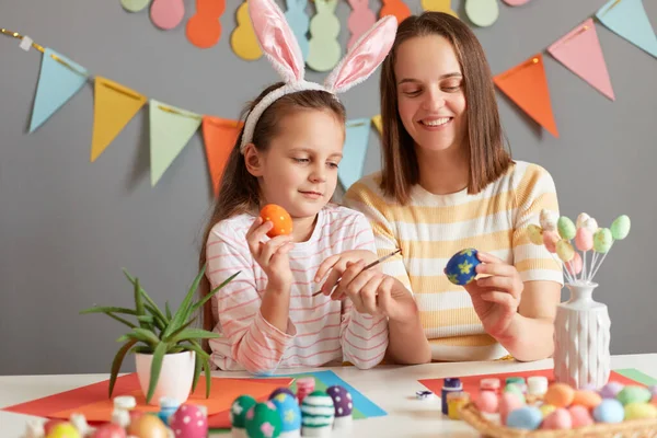 Horizontální Záběr Optimistické Veselá Matka Její Dcera Malování Velikonoční Vejce — Stock fotografie