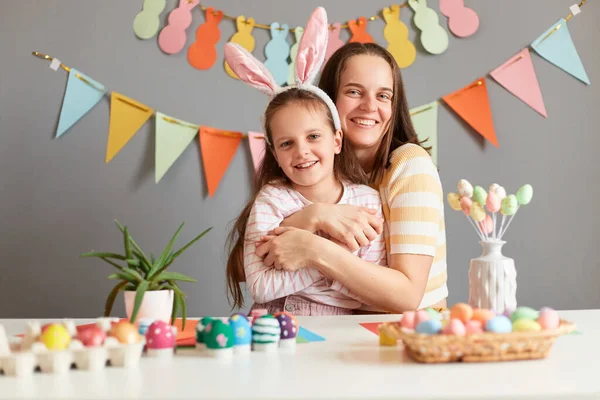 Wewnętrzne Ujęcie Bardzo Szczęśliwej Matki Jej Córki Przygotowujących Się Wielkanocy — Zdjęcie stockowe