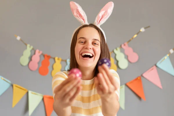 Retrato Mujer Alegre Riendo Usando Orejas Conejo Sosteniendo Dos Coloridos —  Fotos de Stock