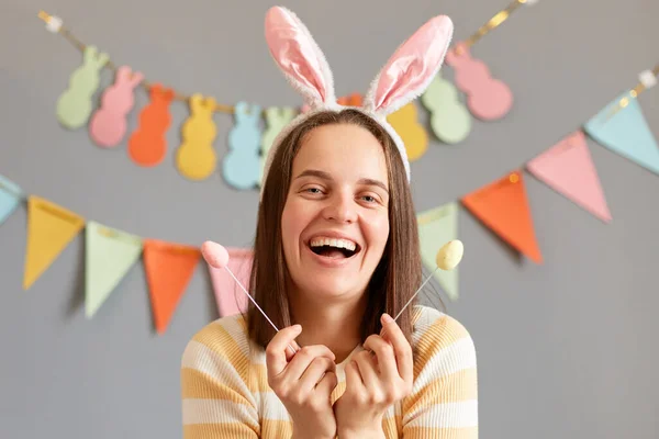 Frohe Ostern Charmant Lächelnde Frau Mit Dunklen Haaren Trägt Hasenohren — Stockfoto